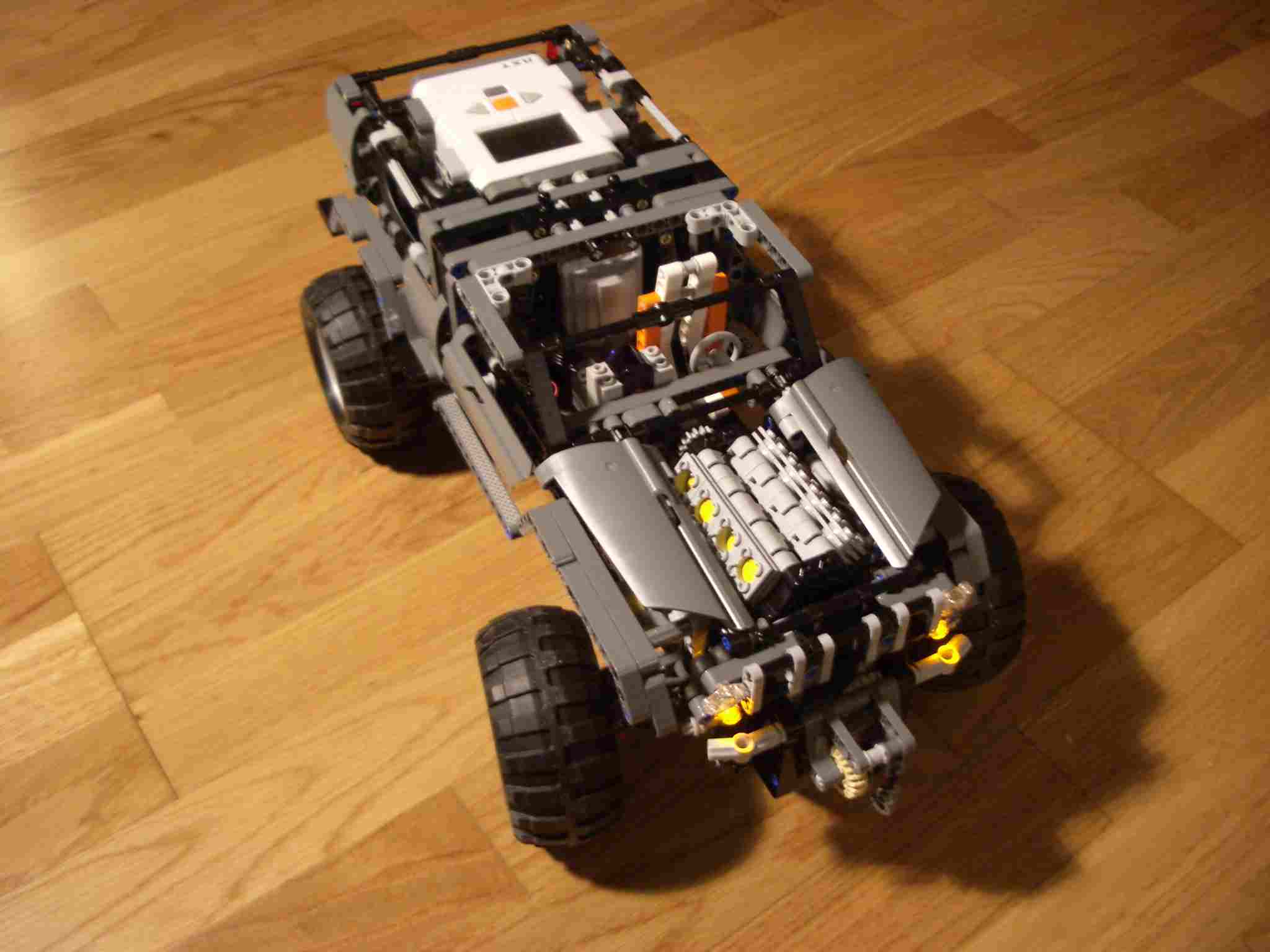 Extreme Offroader con LEGO Mindstorm NXT y 8 Leds